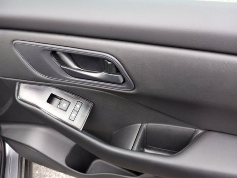 Used 2025 Nissan Rogue S FWD image 35