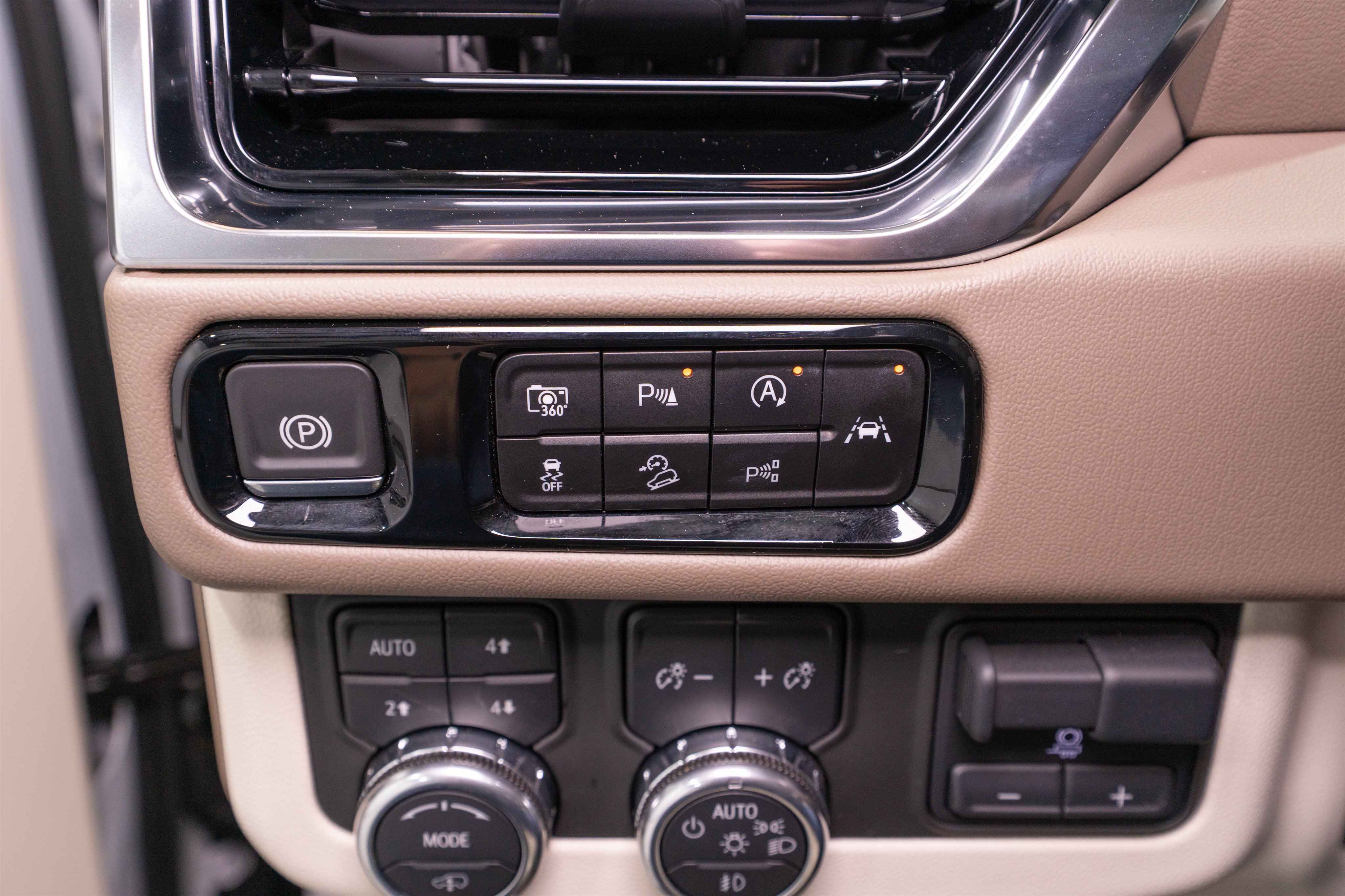 Used 2025 GMC Yukon XL Denali w/ Denali Reserve Package AWD/4WD image 32