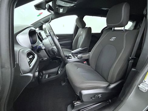 Used 2021 Chrysler Pacifica Touring w/ S Appearance Package image 10