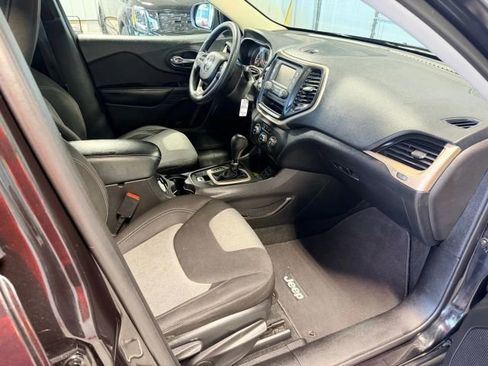 Used 2014 Jeep Cherokee Sport image 11