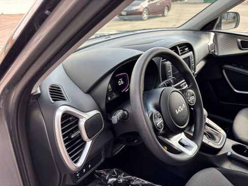 Used 2025 Kia Soul LX w/ LX Technology Package FWD image 33
