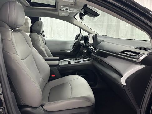 Used 2025 Toyota Sienna XLE image 64