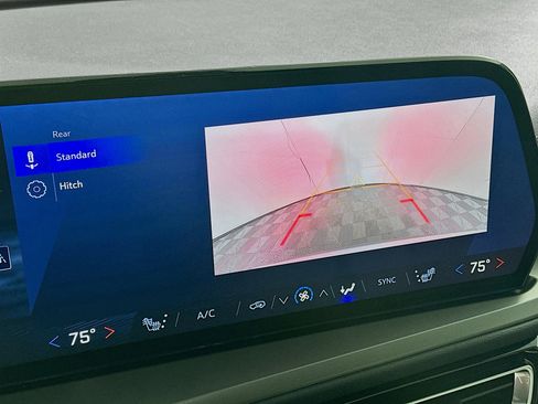 Used 2025 Chevrolet Traverse LT image 23