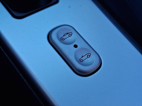 Used 2005 Chrysler Crossfire Limited image 23