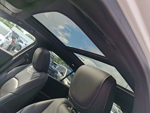 Used 2019 Cadillac XT4 Premium Luxury AWD/4WD image 17