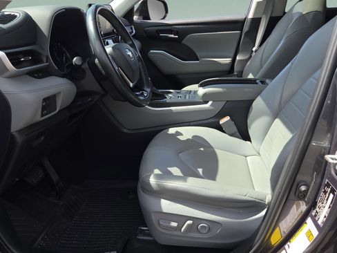 Used 2020 Toyota Highlander XLE image 9