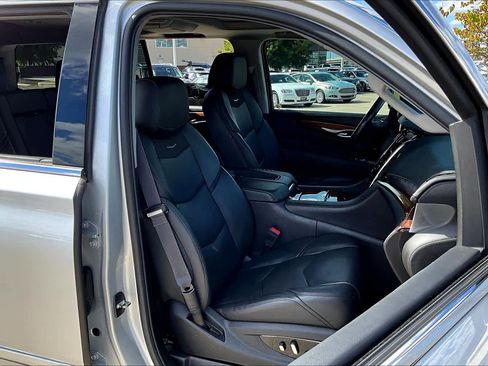Used 2017 Cadillac Escalade Premium Luxury image 7