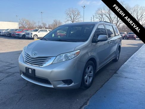 Used 2017 Toyota Sienna LE image 4