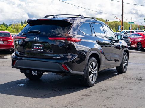 Used 2021 Toyota Highlander XLE AWD/4WD image 9