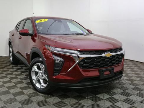 Used 2025 Chevrolet Trax LS w/ LS Convenience Package FWD image 3