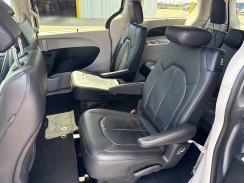 Used 2020 Chrysler Pacifica Touring-L FWD image 12