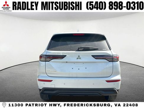 New 2026 Mitsubishi Outlander ES image 4