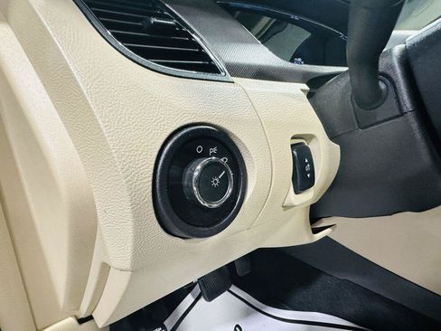 Used 2017 Ford Taurus SE FWD image 14
