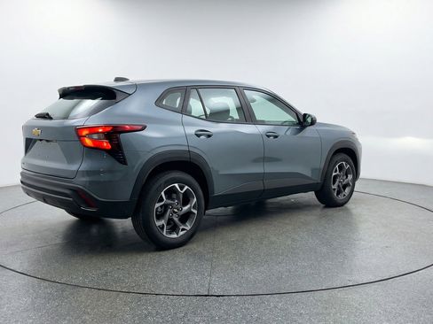 Used 2025 Chevrolet Trax LT FWD image 9