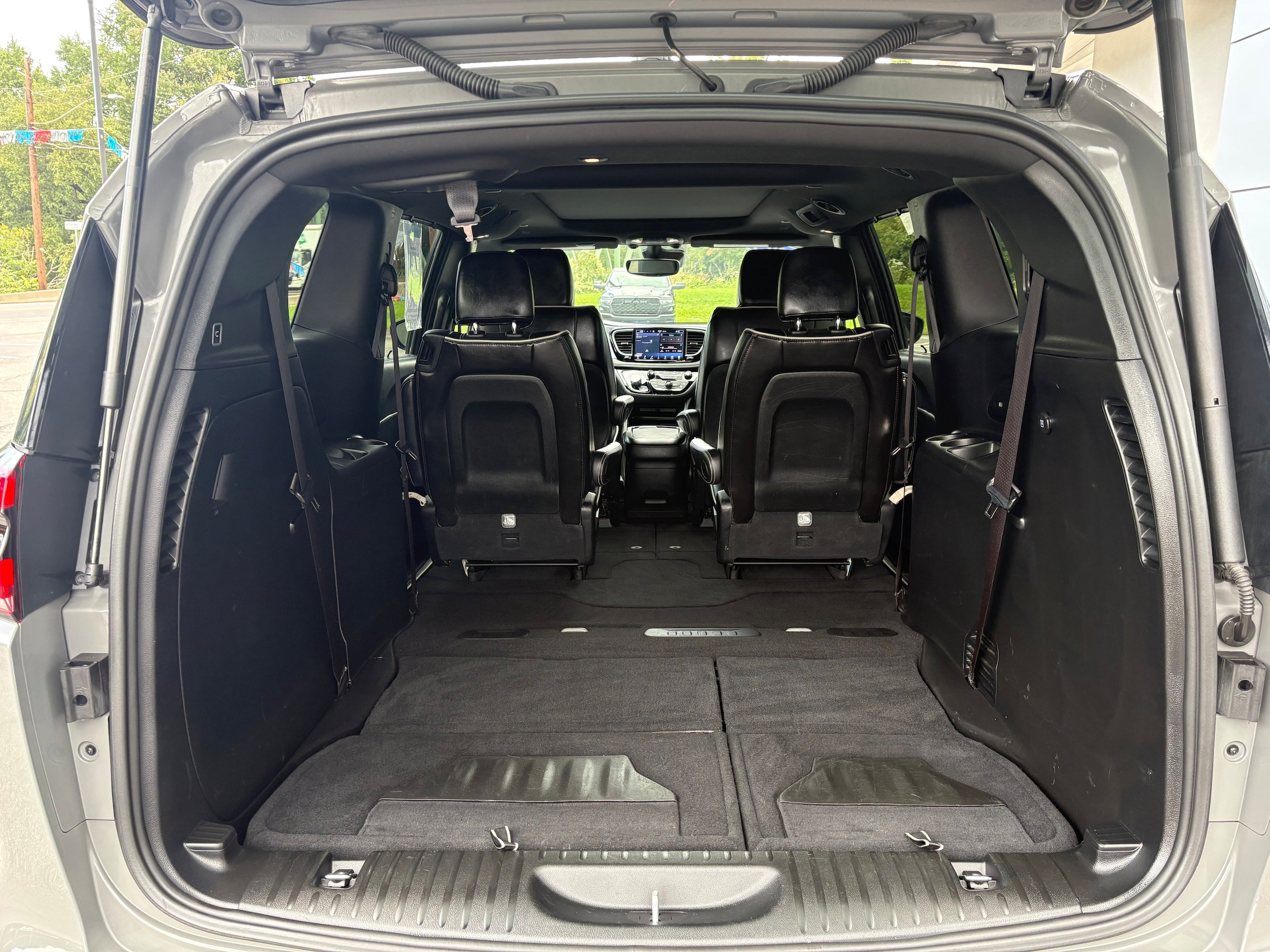 Certified 2025 Chrysler Pacifica Limited FWD image 11