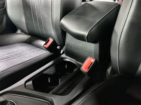 Used 2024 Volkswagen Tiguan SE image 37