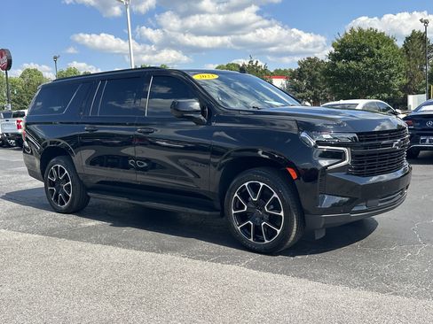 Used 2023 Chevrolet Suburban RST RWD image 2