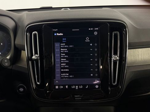 Used 2025 Volvo XC40 B5 Core image 20