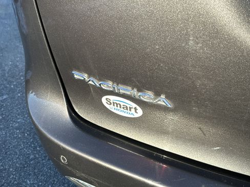 Used 2022 Chrysler Pacifica Touring-L image 10