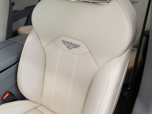New 2025 Bentley Bentayga V8 image 18