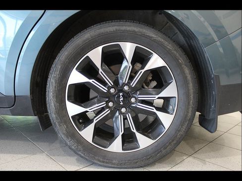 Used 2022 Kia Carnival EX FWD image 12
