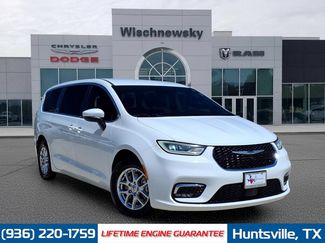 Used 2023 Chrysler Pacifica Touring-L FWD video 1