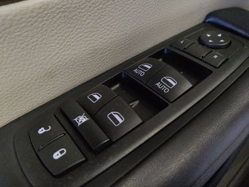 Used 2017 Chrysler Pacifica Touring FWD image 25