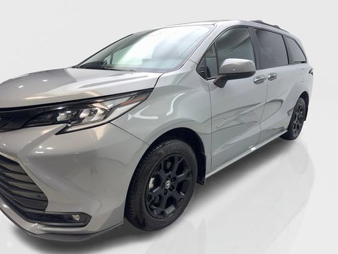 Used 2025 Toyota Sienna XLE Woodland Edition AWD/4WD image 11