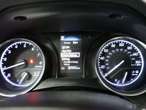 Used 2018 Toyota Camry LE image 15