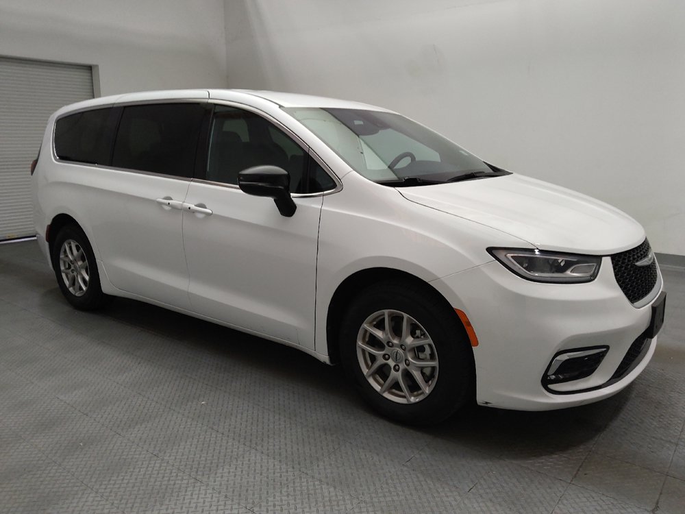 Used 2025 Chrysler Pacifica Select FWD image 11