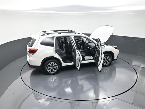 Used 2023 Subaru Forester Premium image 14