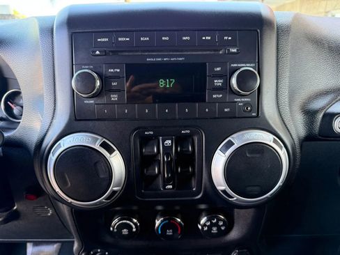 Used 2015 Jeep Wrangler Unlimited Rubicon AWD/4WD image 19