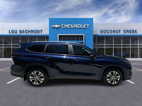 Used 2024 Toyota Highlander XLE FWD image 9