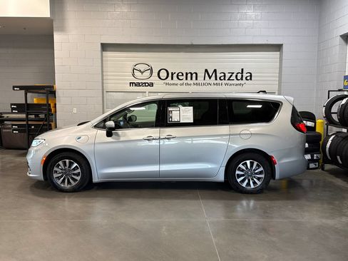 Used 2023 Chrysler Pacifica Touring-L FWD image 29