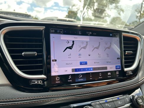 New 2026 Chrysler Pacifica Pinnacle image 30