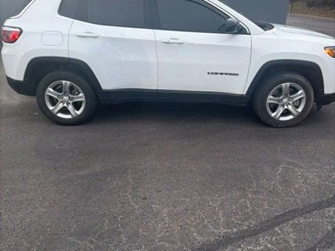 Used 2023 Jeep Compass Latitude w/ Convenience Group AWD/4WD image 2