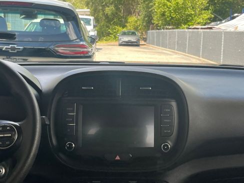 Used 2025 Kia Soul LX w/ LX Technology Package FWD image 17