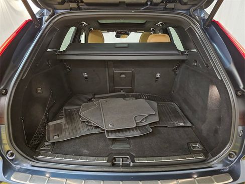 Used 2020 Volvo XC60 T5 Momentum w/ Protection Package Premier image 14