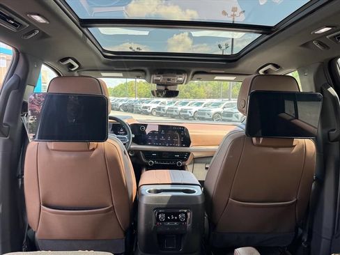Used 2025 Chevrolet Suburban High Country AWD/4WD image 15
