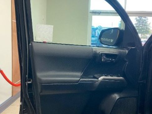 Used 2019 Toyota Tacoma TRD Sport w/ Technology Package RWD image 9