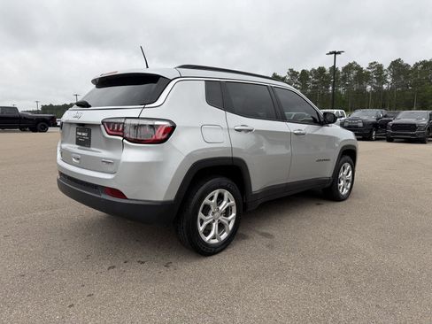 Used 2024 Jeep Compass Latitude AWD/4WD image 6