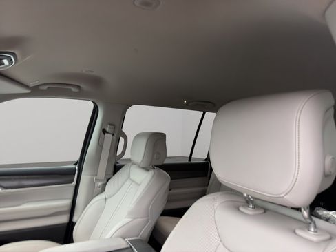 Used 2024 Jeep Wagoneer Series II w/ Flexible Seating Group RWD image 4
