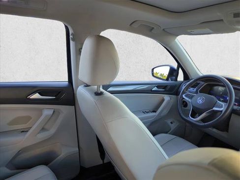 Used 2023 Volkswagen Tiguan SE w/ Panoramic Sunroof Package image 22