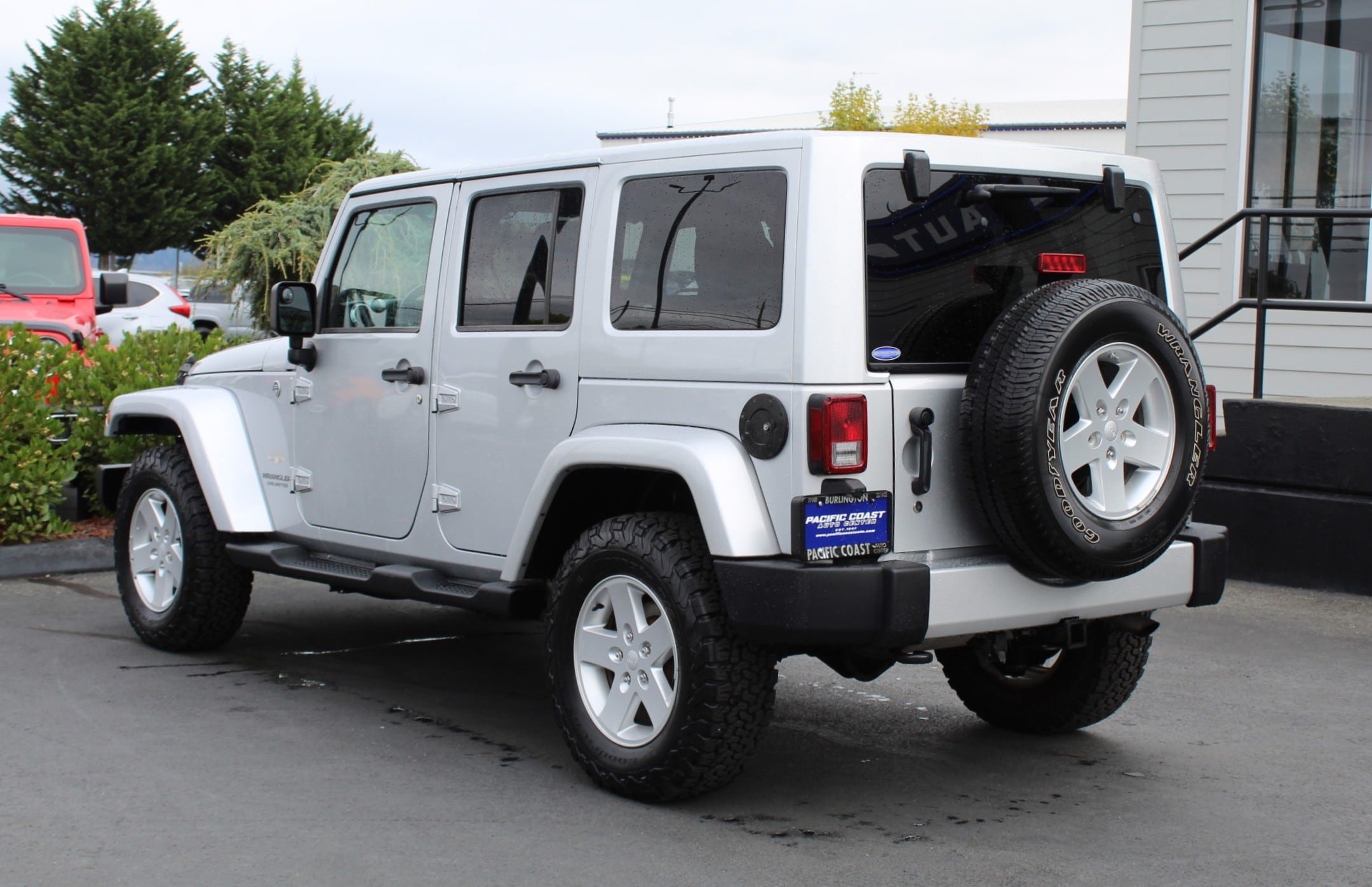 Used 2012 Jeep Wrangler Unlimited Sahara w/ Connectivity Group AWD/4WD image 4