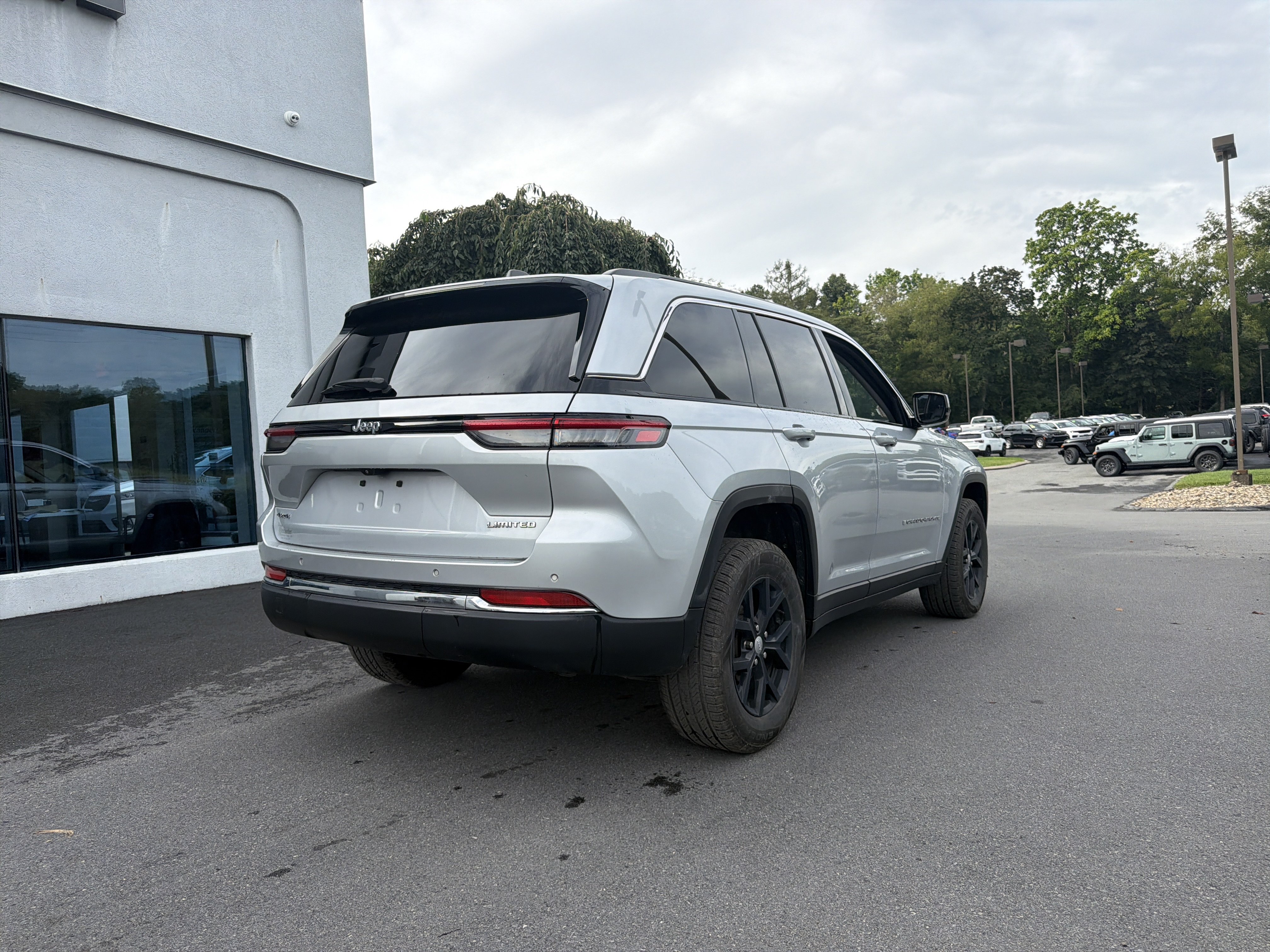 Used 2022 Jeep Grand Cherokee Limited AWD/4WD image 3