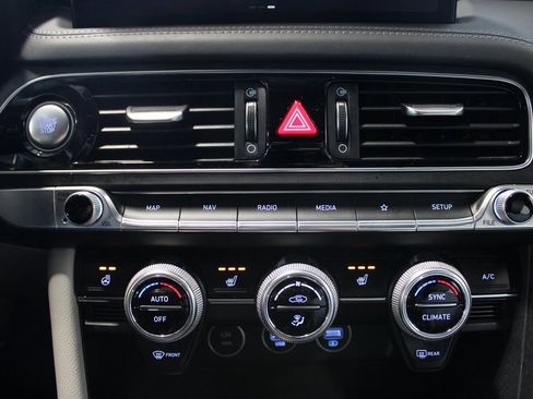 Used 2023 Genesis G70 2.0T image 29