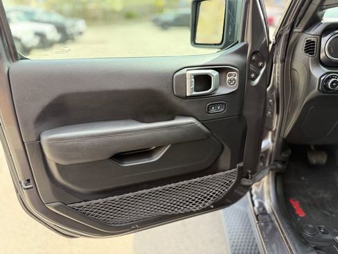 Used 2022 Jeep Wrangler Unlimited Sahara AWD/4WD image 19