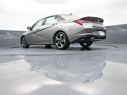Certified 2023 Hyundai Elantra Limited w/ Preferred Accessory Package FWD image 31