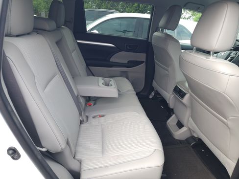 Used 2017 Toyota Highlander LE FWD image 8