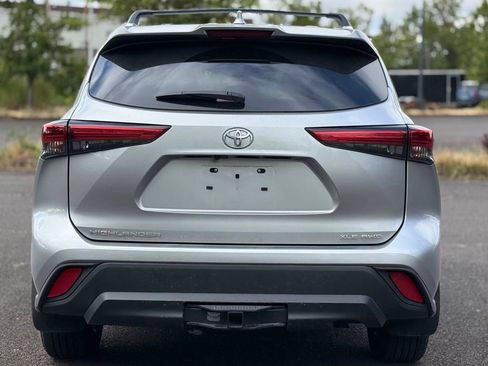 Used 2022 Toyota Highlander XLE AWD/4WD image 4